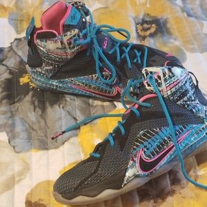 NIKE basketball shoe